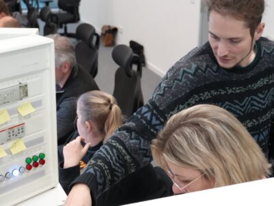 Trainer unterstützt im KNX Kurs